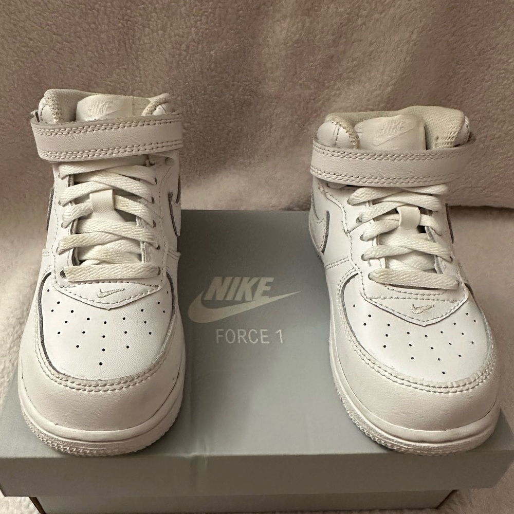 Nike Force 1 Mid